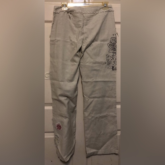 Nwot Aziz tan pants size medium designs and appliqués - Picture 4 of 8